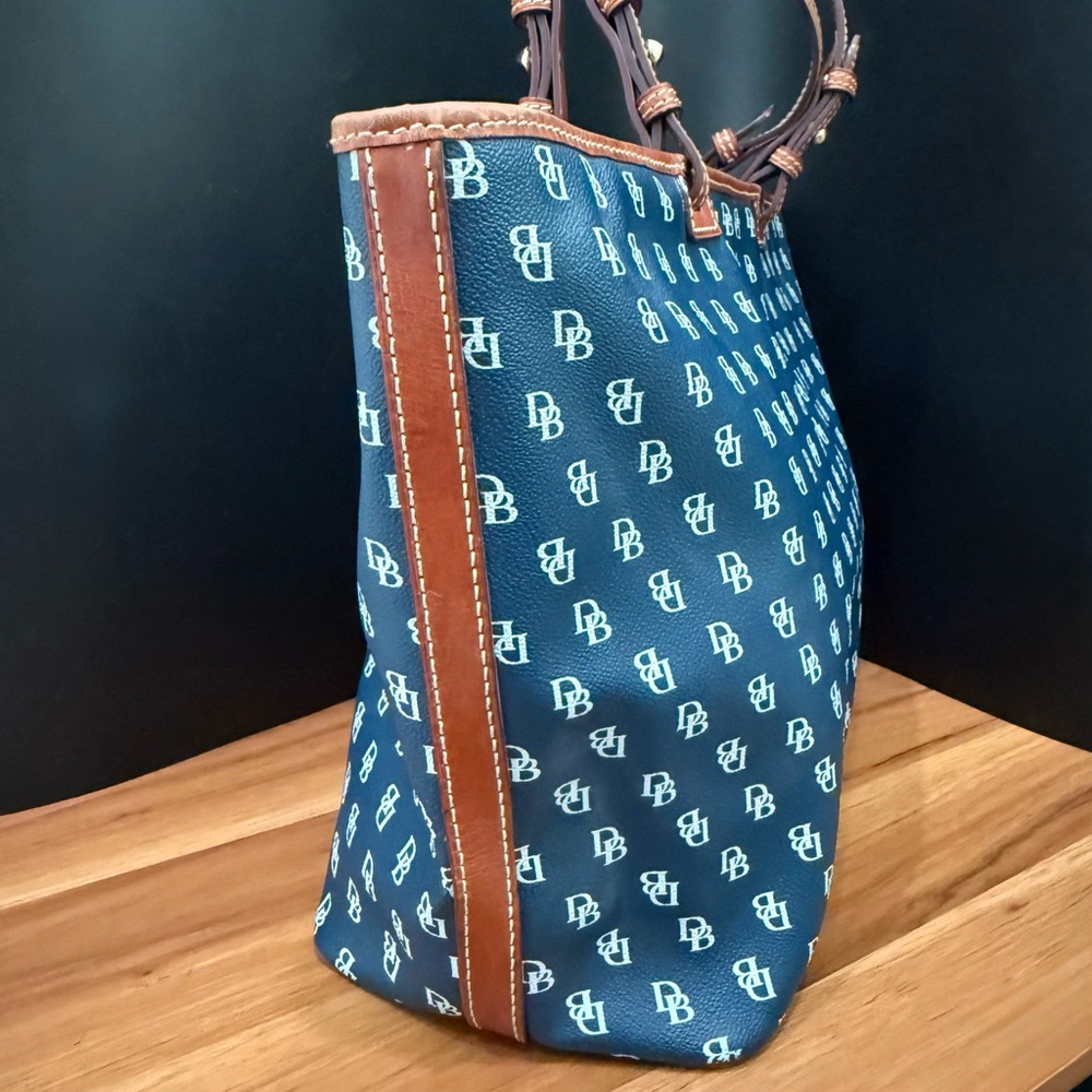 Dooney & Bourke Gretta Leisure Signature Monogram Navy Coated Canvas Large Tote - Picture 3 of 16
